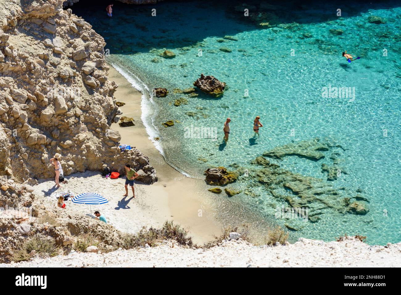 La piccola spiaggia di Tsigrado vista dall'alto, Milos Foto Stock