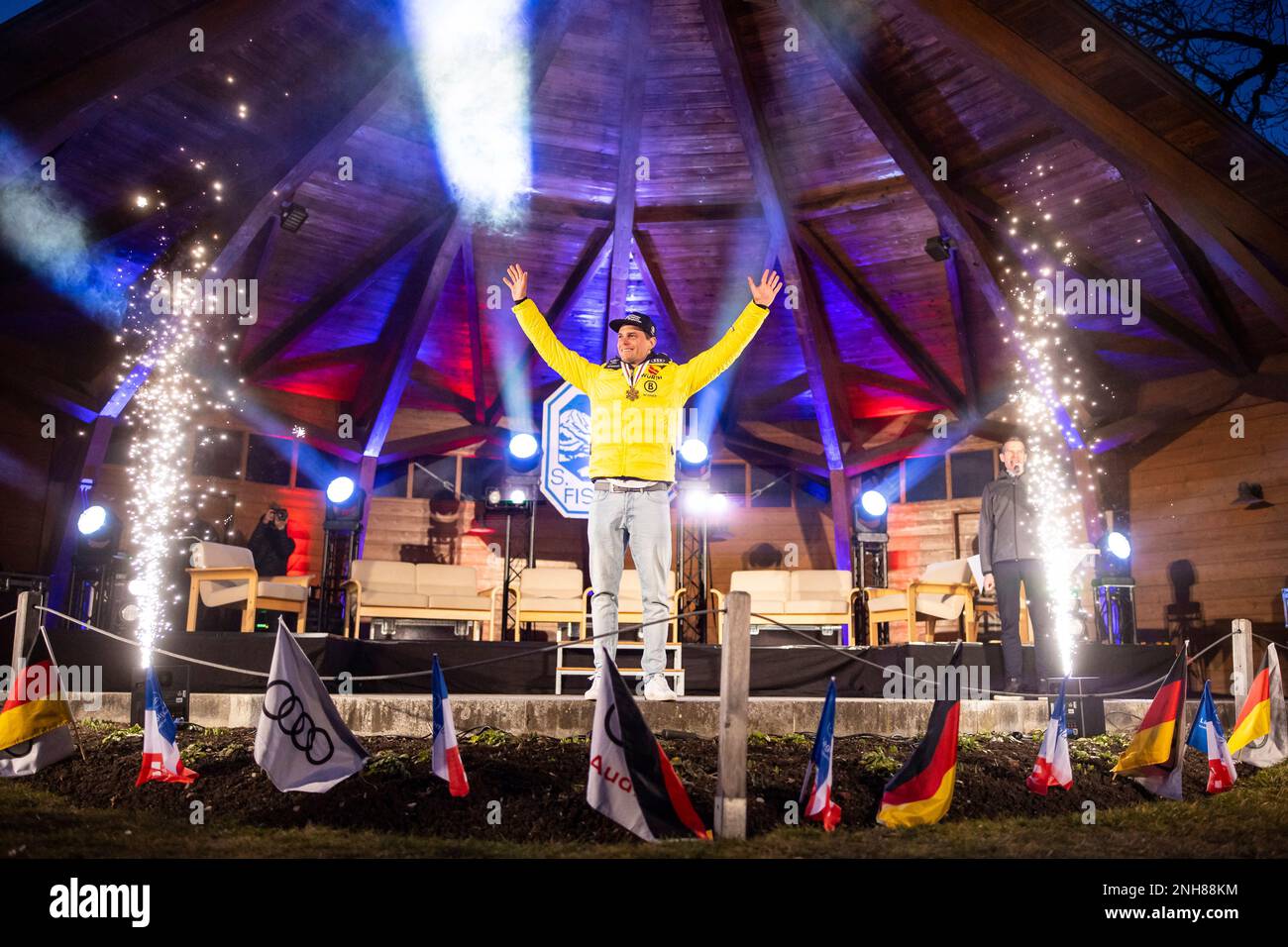 20 febbraio 2023, Baviera, Fischen im Allgäu: Il campione del mondo Slalom gigante parallelo Alexander Schmid ondeggia durante il suo ricevimento dopo i Campionati del mondo di sci alpino a Courchevel e Meribel. Foto: Tom Weller/dpa Foto Stock