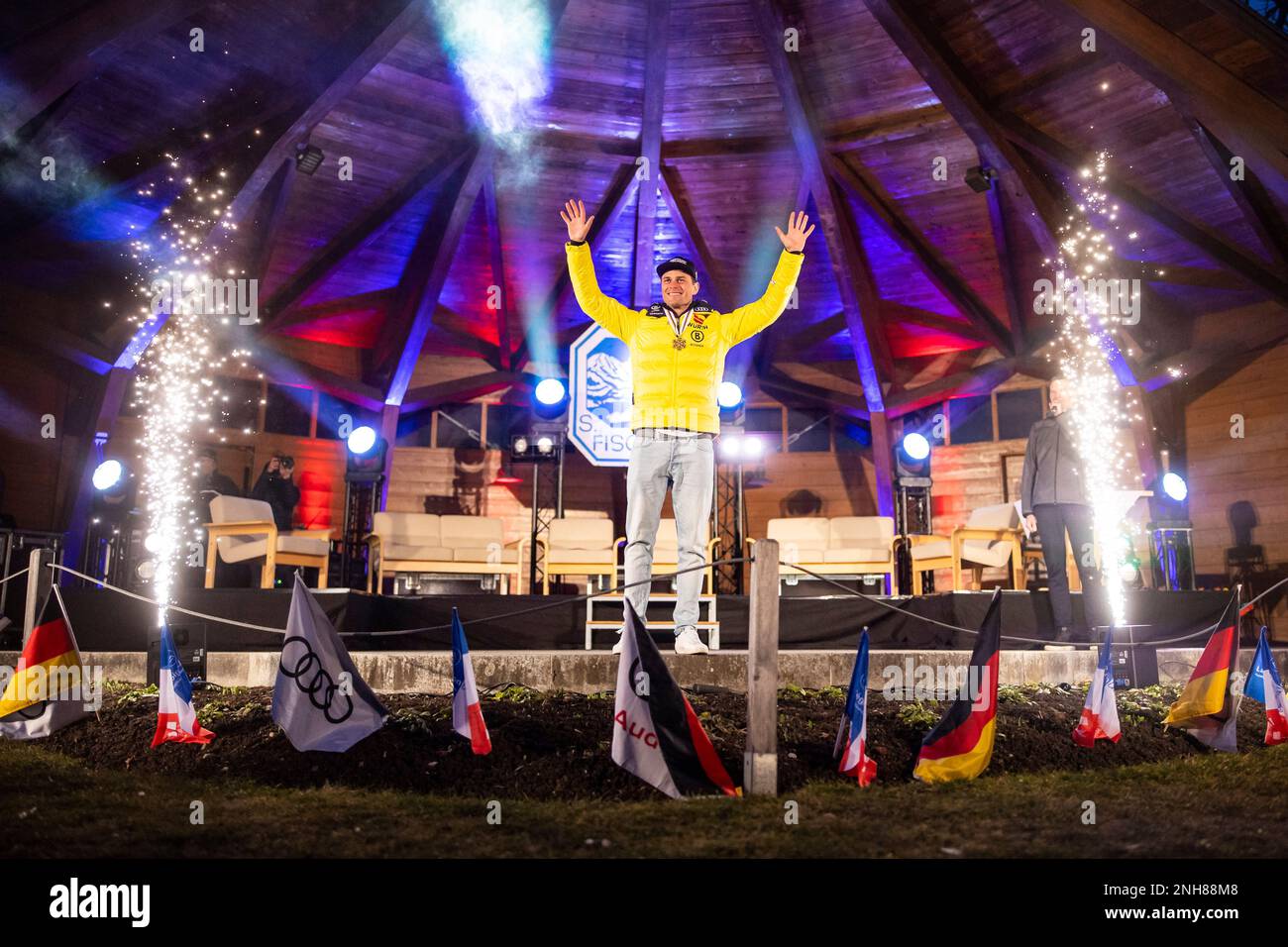 20 febbraio 2023, Baviera, Fischen im Allgäu: Il campione del mondo Slalom gigante parallelo Alexander Schmid ondeggia durante il suo ricevimento dopo i Campionati del mondo di sci alpino a Courchevel e Meribel. Foto: Tom Weller/dpa Foto Stock