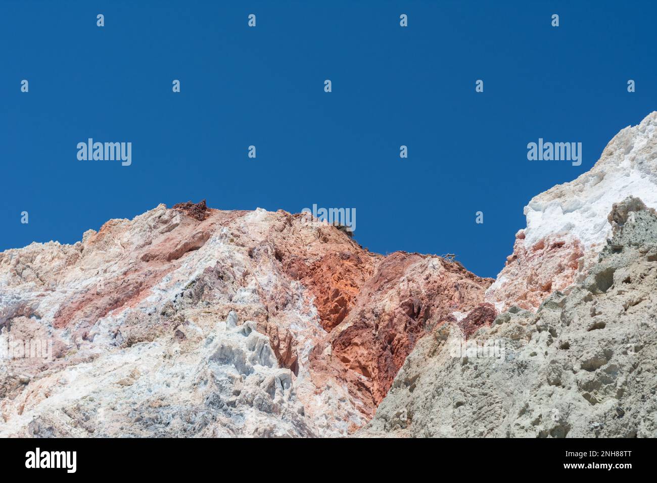 Rocce vulcaniche colorate nella spiaggia di Firiplaka, Milos Foto Stock