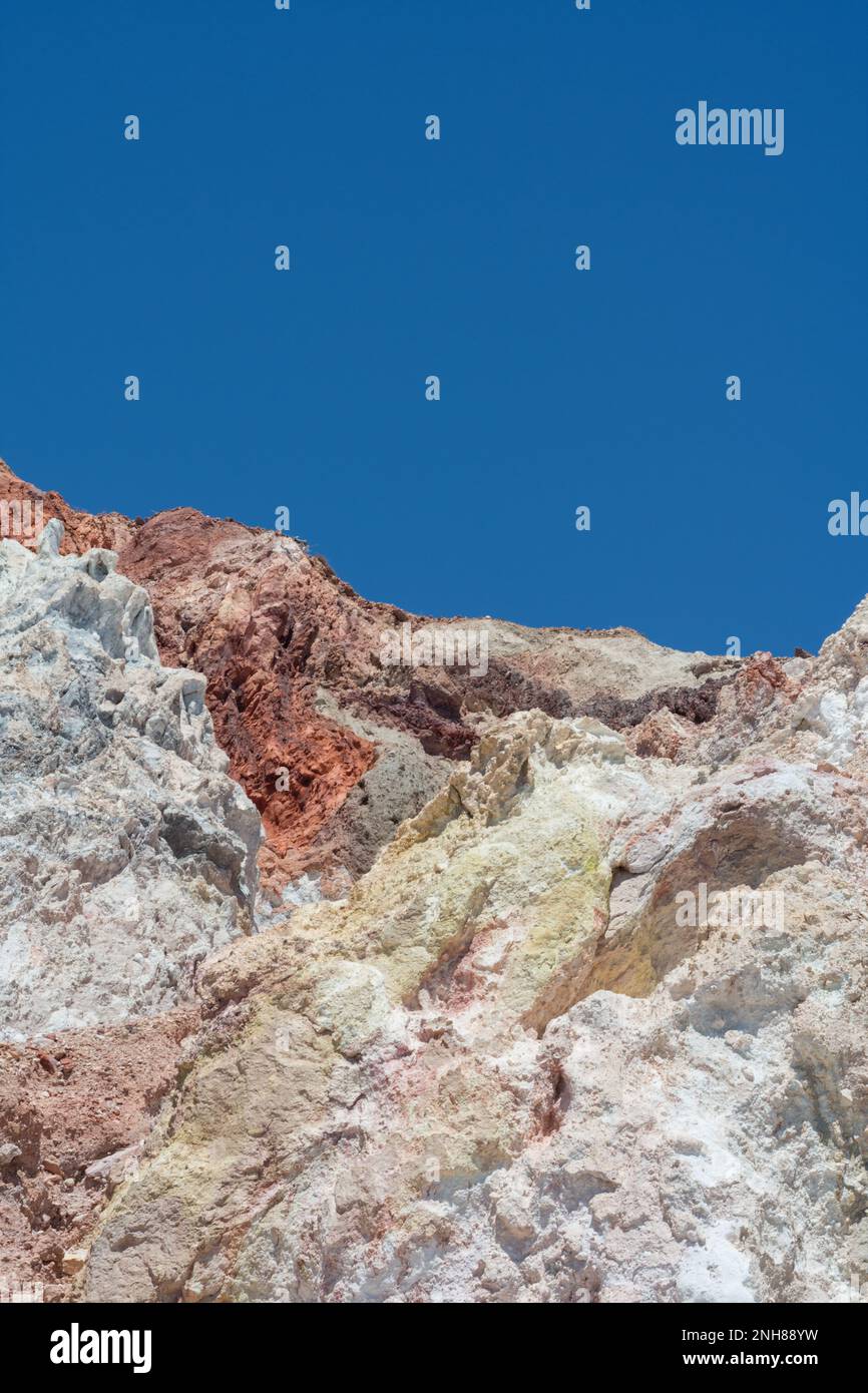 Rocce vulcaniche colorate nella spiaggia di Firiplaka, Milos Foto Stock