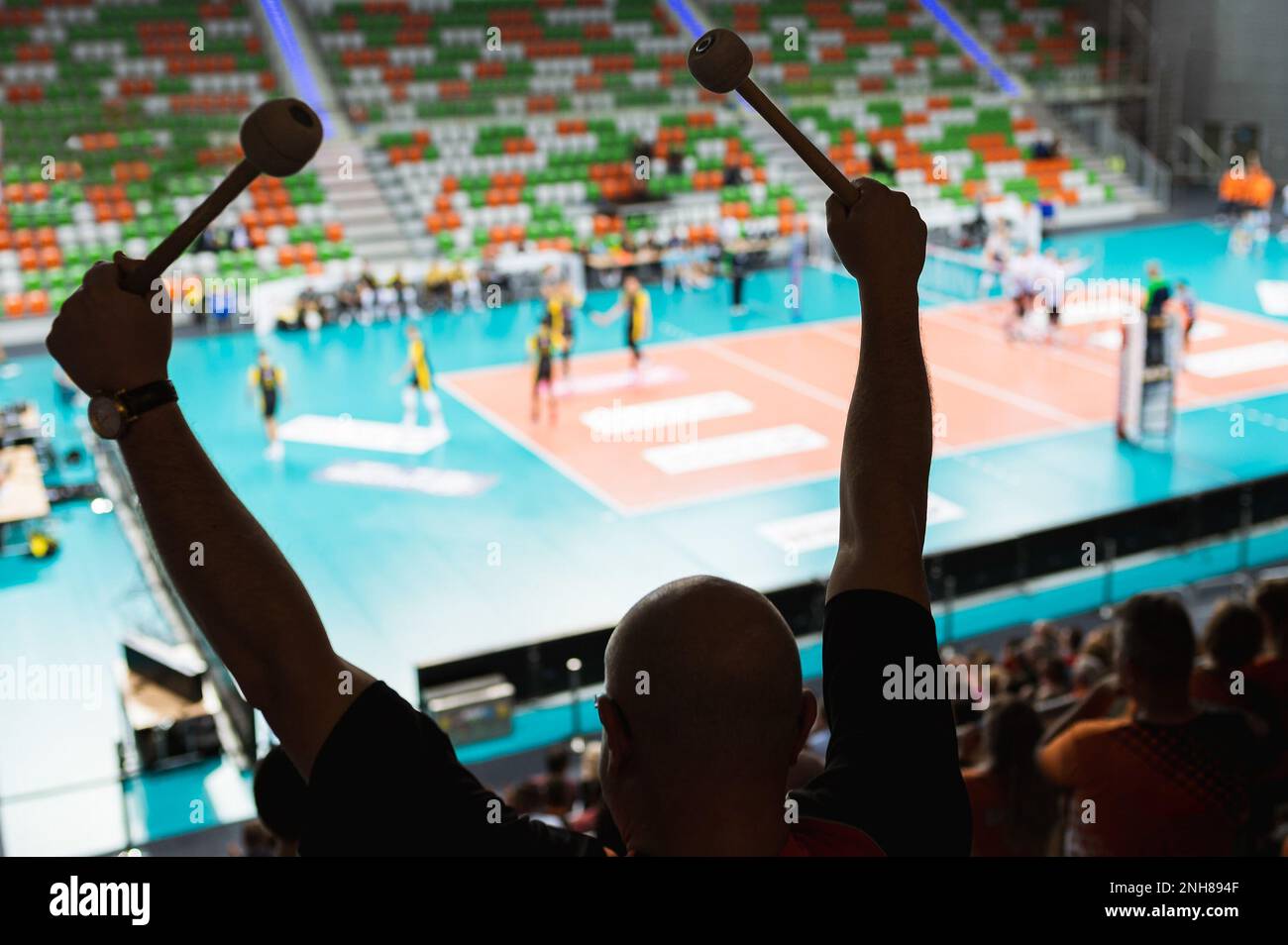 Il batterista allietato durante una partita di pallavolo Foto Stock