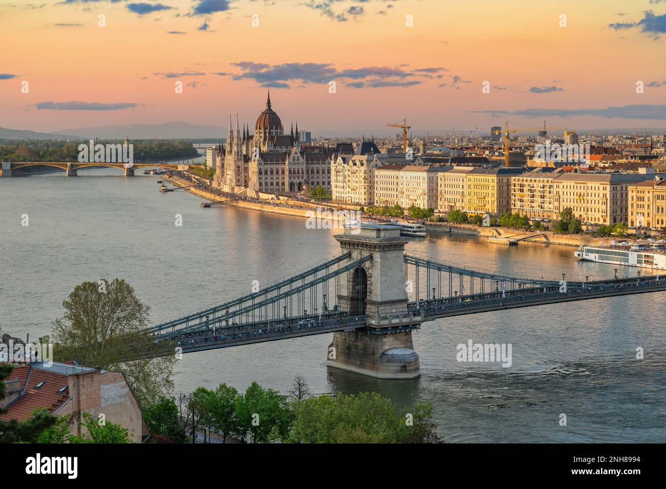 Budapest Ungheria, tramonto skyline della città sul Danubio con Ponte delle catene e Parlamento ungherese Foto Stock