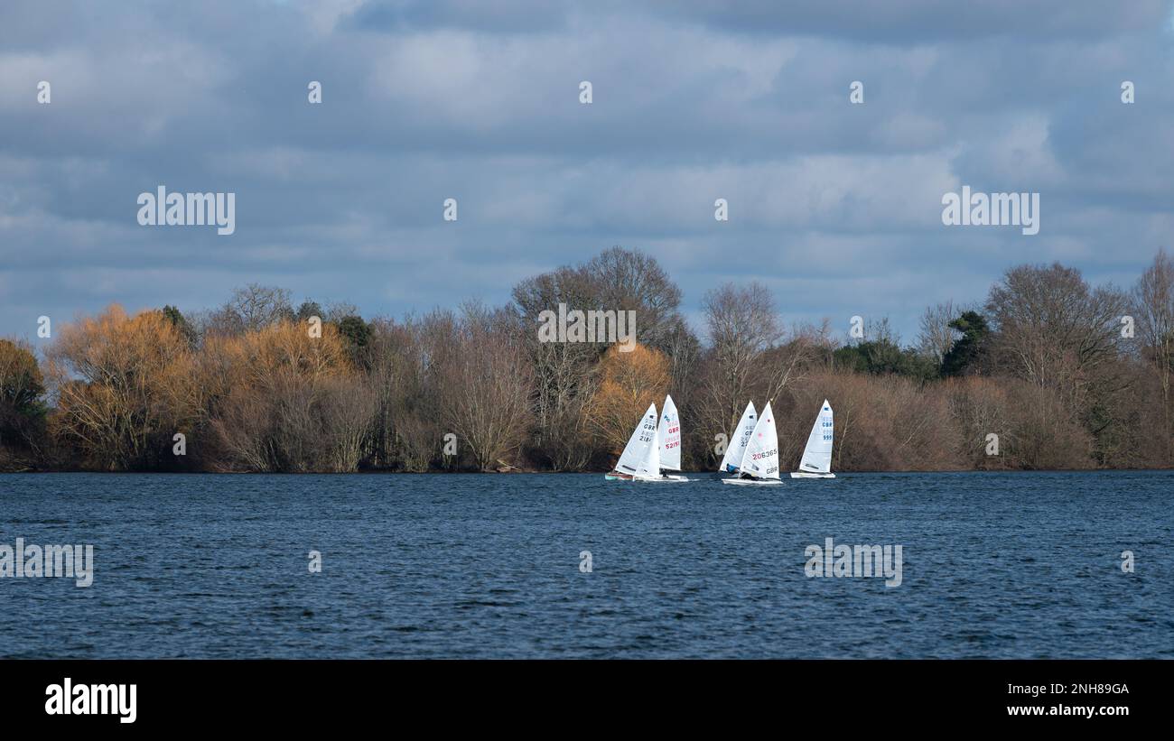 Acqua di Alton (serbatoio di Alton) in una giornata di sole nel mese di febbraio. Colori caldi di alberi, cielo blu. Barche a vela bianche sull'acqua. Foto Stock