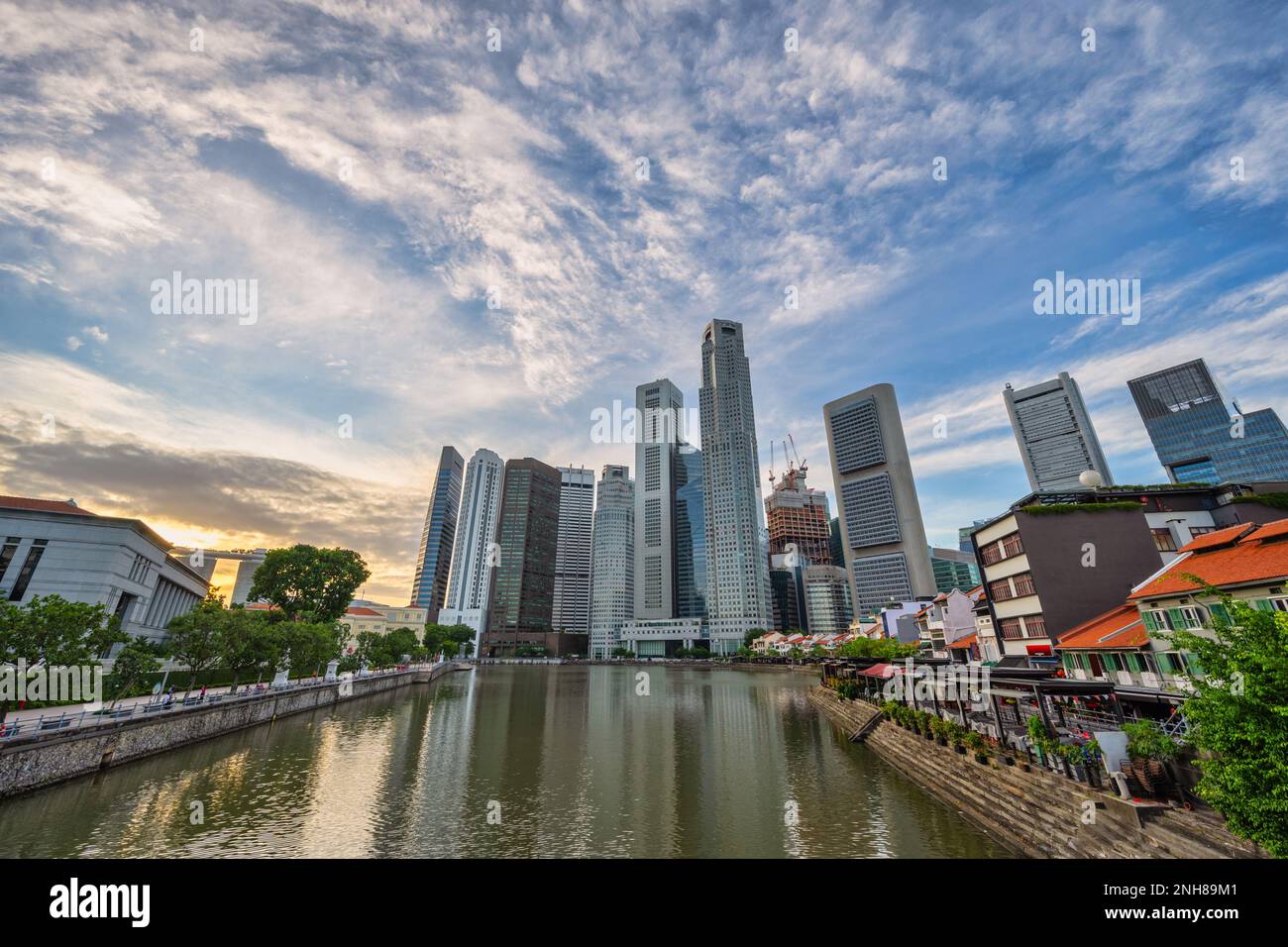 Skyline della città di Singapore presso Boat Quay e il quartiere degli affari sul lungomare di Clarke Quay Foto Stock