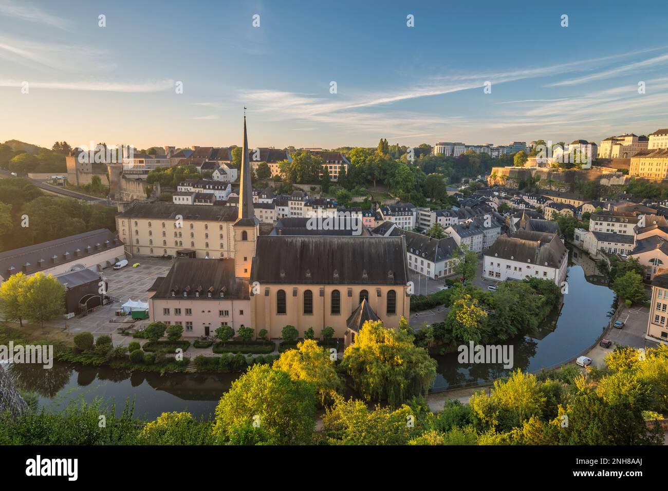Granducato di Lussemburgo, skyline della città all'alba a Grund lungo il fiume Alzette nel centro storico di Lussemburgo Foto Stock