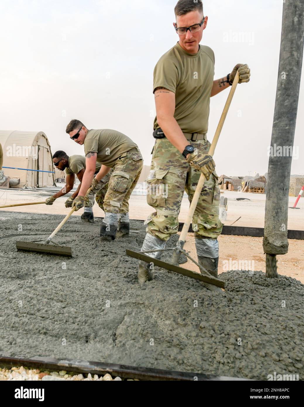 STATI UNITI I soldati, assegnati alla 1436th Engineer Vertical Construction Company, distribuirono cemento alla base aerea del Principe Sultano, Regno dell'Arabia Saudita, il 21 luglio 2022. L'EVCC 1436th amplia una varietà di 378th negozi di quadri di ingegneri civili di spedizione, tra cui il negozio di marciapiedi e attrezzature per l'edilizia, il negozio di strutture, il negozio di impianti di acqua e carburante e il negozio di riscaldamento, ventilazione e aria condizionata. Il negozio di marciapiedi e attrezzature si occupa di costruire la fondazione e di fissare le difese dell’infrastruttura semipermanente di PSAB. Per fare questo Airmen e soldati versano lastre di cemento Foto Stock