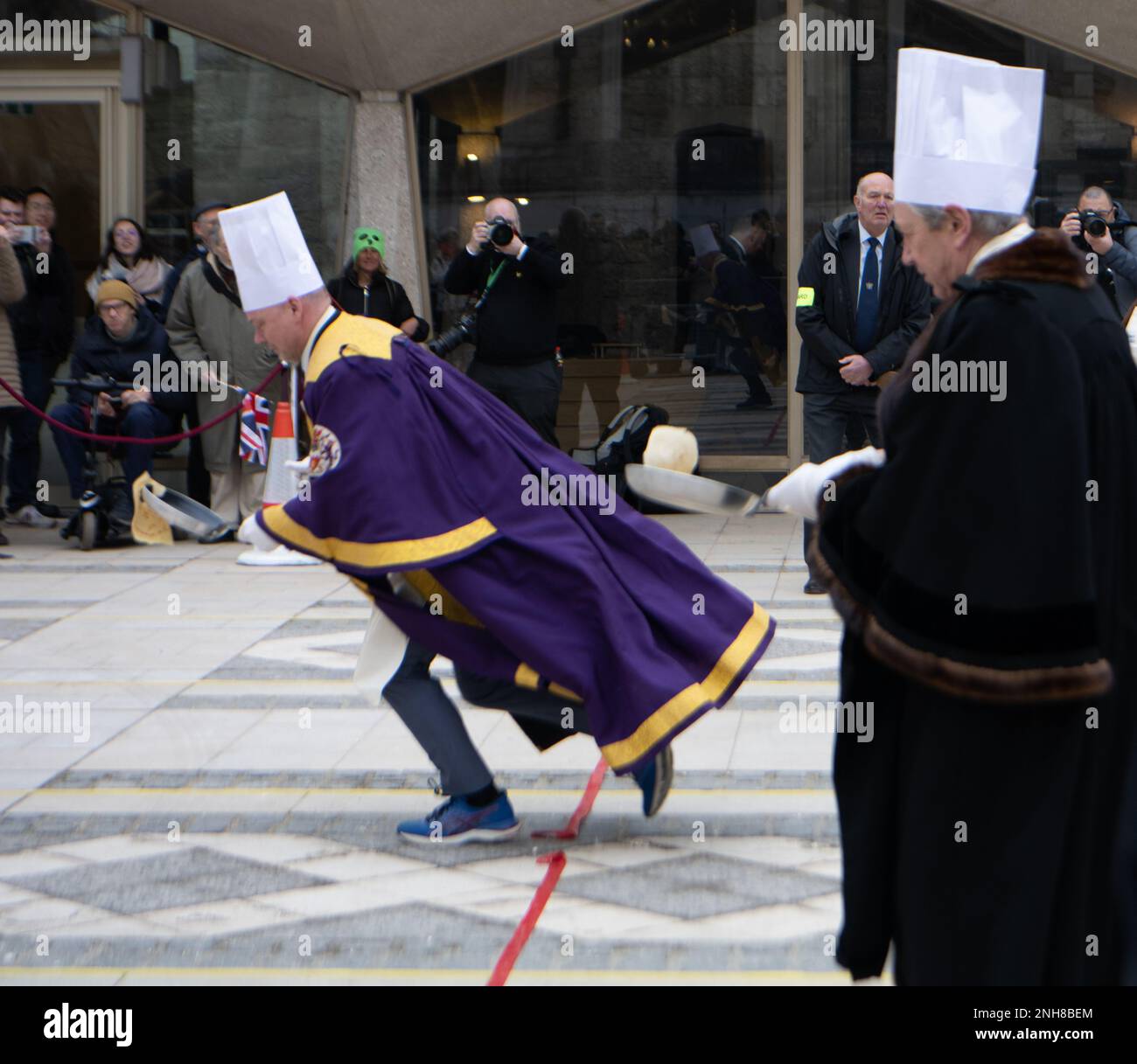 Londra, Regno Unito. 21st Feb, 2023. Shrove Martedì livrea compagnie corsa pancake, Guildhall London UK Credit: Ian Davidson/Alamy Live News Foto Stock