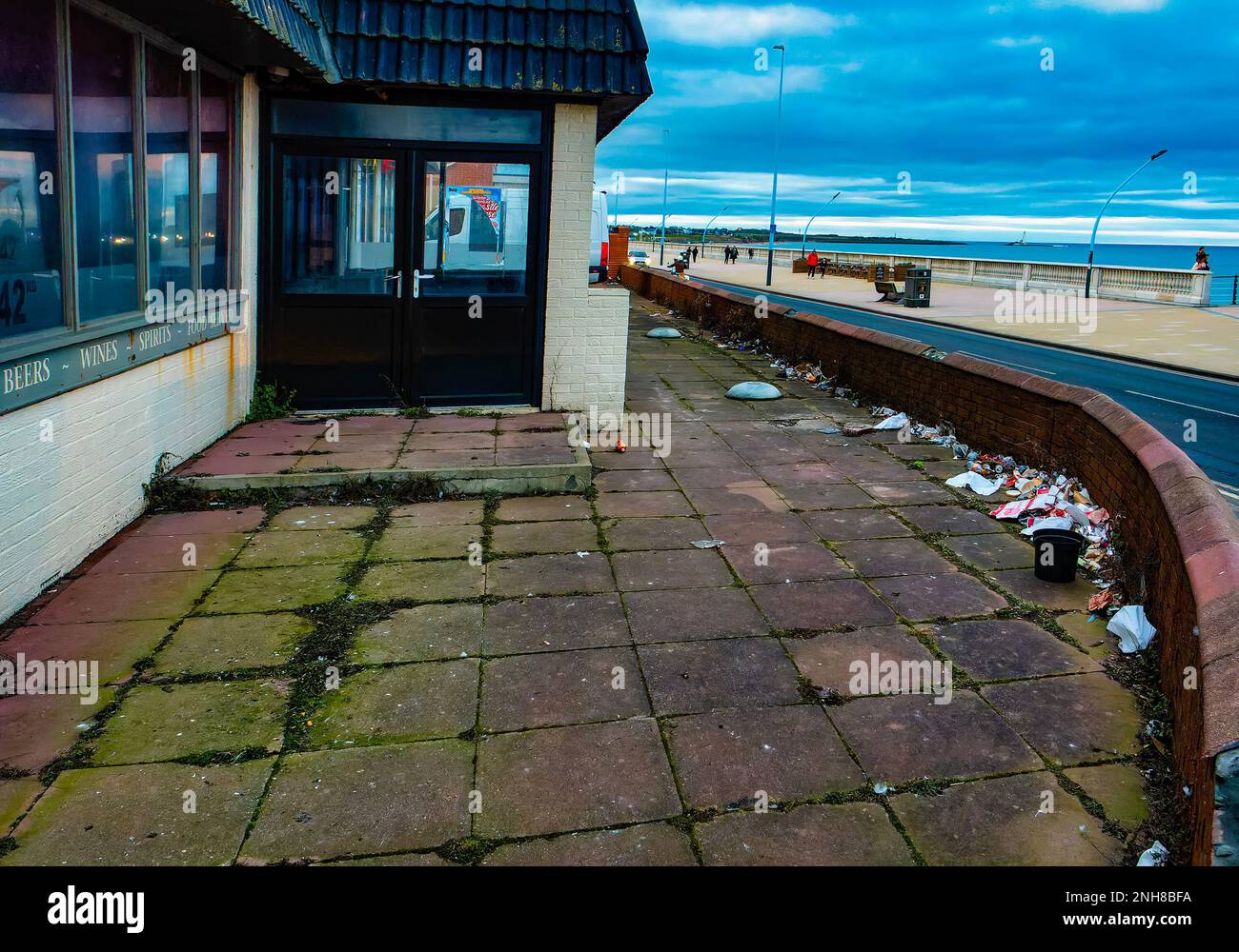 Semaforo urbano sul lungomare di Whitley Bay Foto Stock