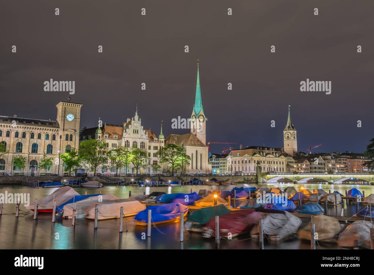 Zurigo Svizzera, skyline notturno della città presso la chiesa di Fraumunster e il ponte Munster Foto Stock