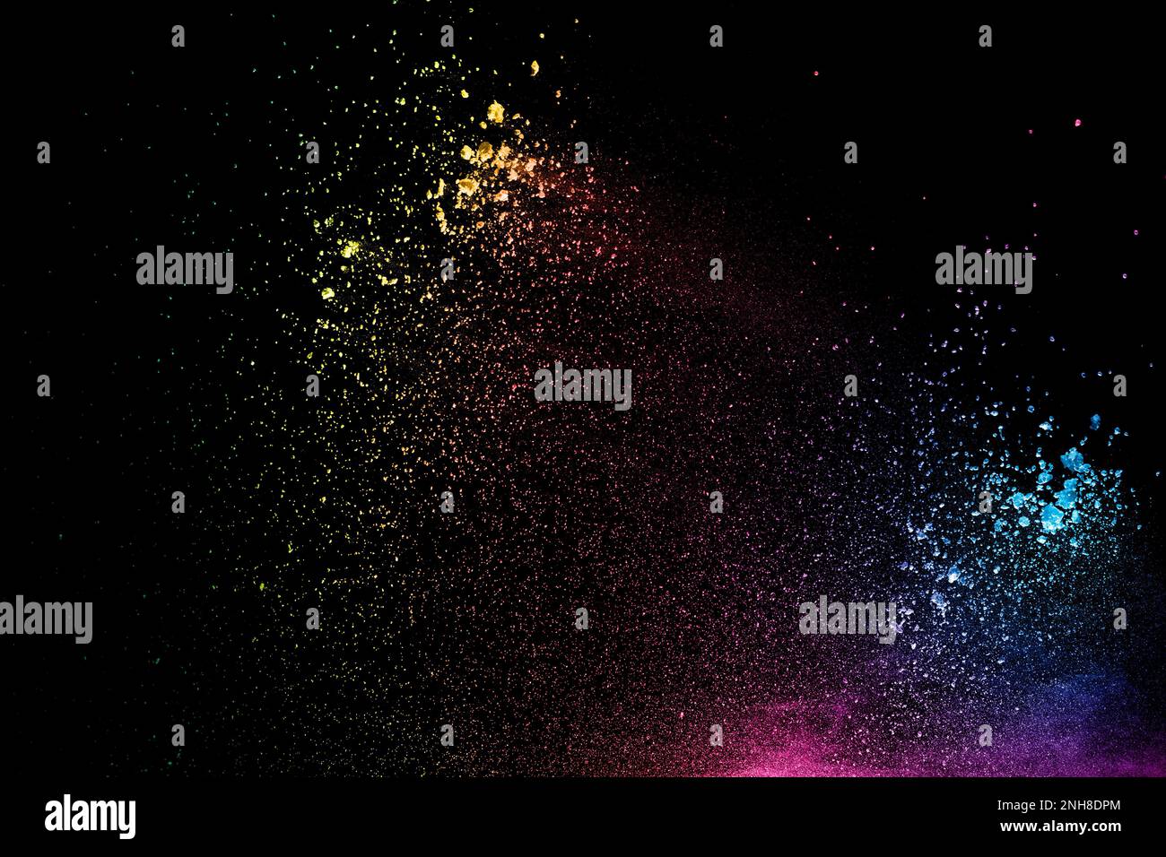 Sfondo colorato di gesso in polvere. Multicolore di particelle di polvere opener su sfondo nero. Foto Stock