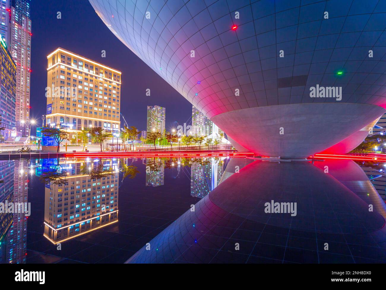 Incheon, Corea del Sud - 11 ottobre 2020: Hyperlapse del Tri-Bowl Building a Central Park nel distretto di Songdo, Incheon, Corea del Sud. Foto Stock