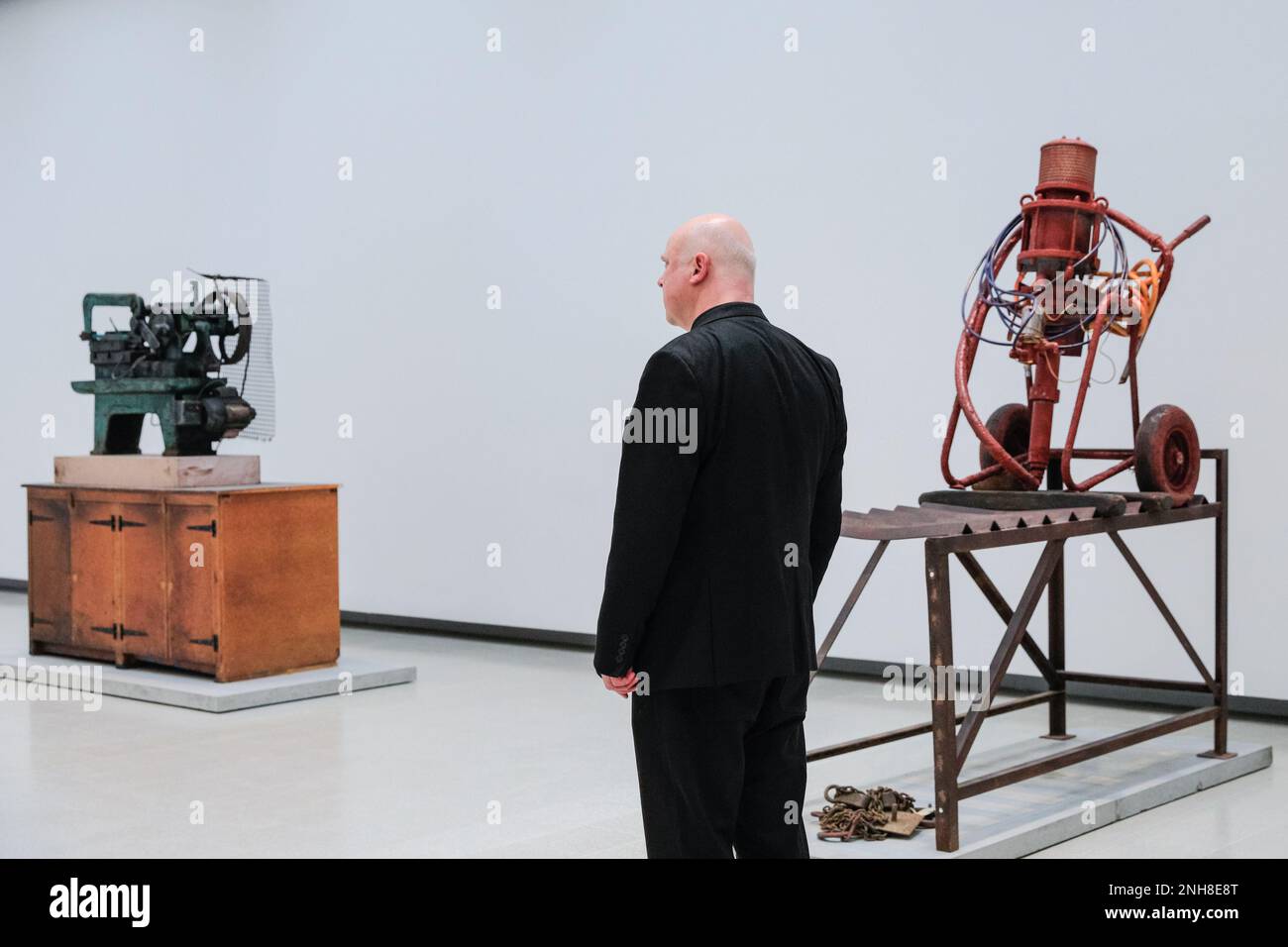 Londra, Regno Unito. 21st Feb, 2023. Il personale posa con gli spogliatori di asset, 2019, una raccolta di diverse installazioni. La Hayward Gallery presenta il primo importante sondaggio di lavoro dell'acclamato artista britannico Mike Nelson. "Mike Nelson: Estintion beckons" si terrà fino al 7th maggio. Credit: Imageplotter/Alamy Live News Foto Stock