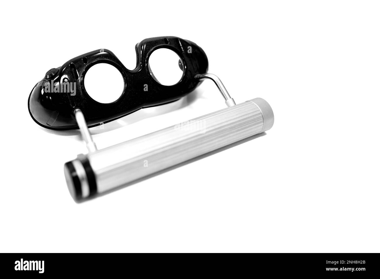 Vetri terapeutici dopo un ictus isolato su sfondo bianco. Vetri Frenzel. Vetri di nistagmo Frenzel Foto Stock