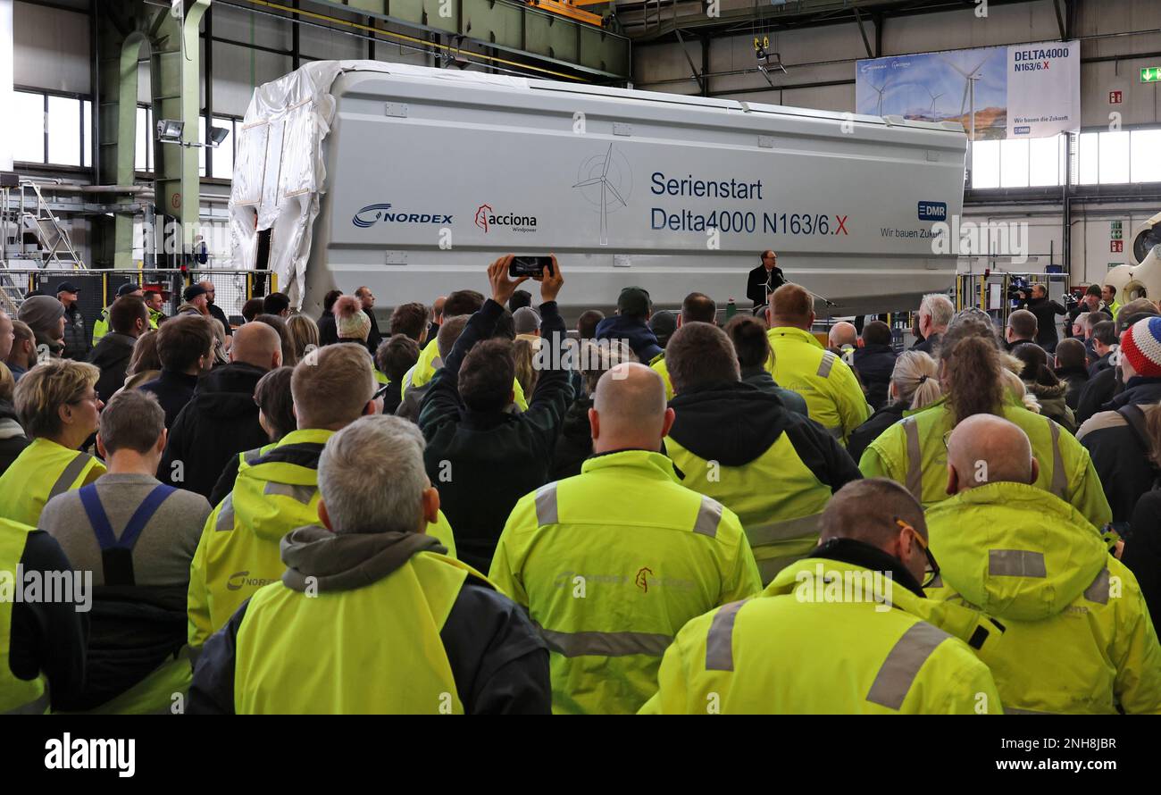 Rostock, Germania. 21st Feb, 2023. Alla Nordex Energy, i dipendenti assisteranno all'avvio cerimoniale della produzione in serie delle turbine da 6 MW. A lungo termine, verranno costruite ogni anno fino a 150 gondole, lunghe quasi 13 metri, alte 7 metri e pesate oltre 70 tonnellate. Credit: Bernd Wüstneck/dpa/Alamy Live News Foto Stock