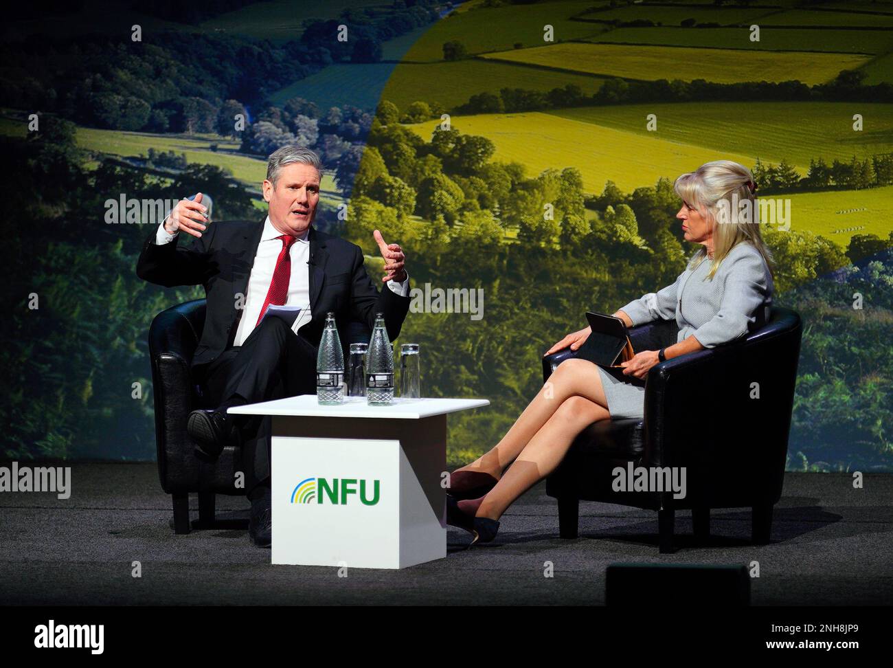 Il leader laburista Sir Keir Starmer parla con il presidente della National Farmers' Union of England and Wales Minette Batters durante la National Farmers' Union Conference alla ICC di Birmingham. Data immagine: Martedì 21 febbraio 2023. Foto Stock