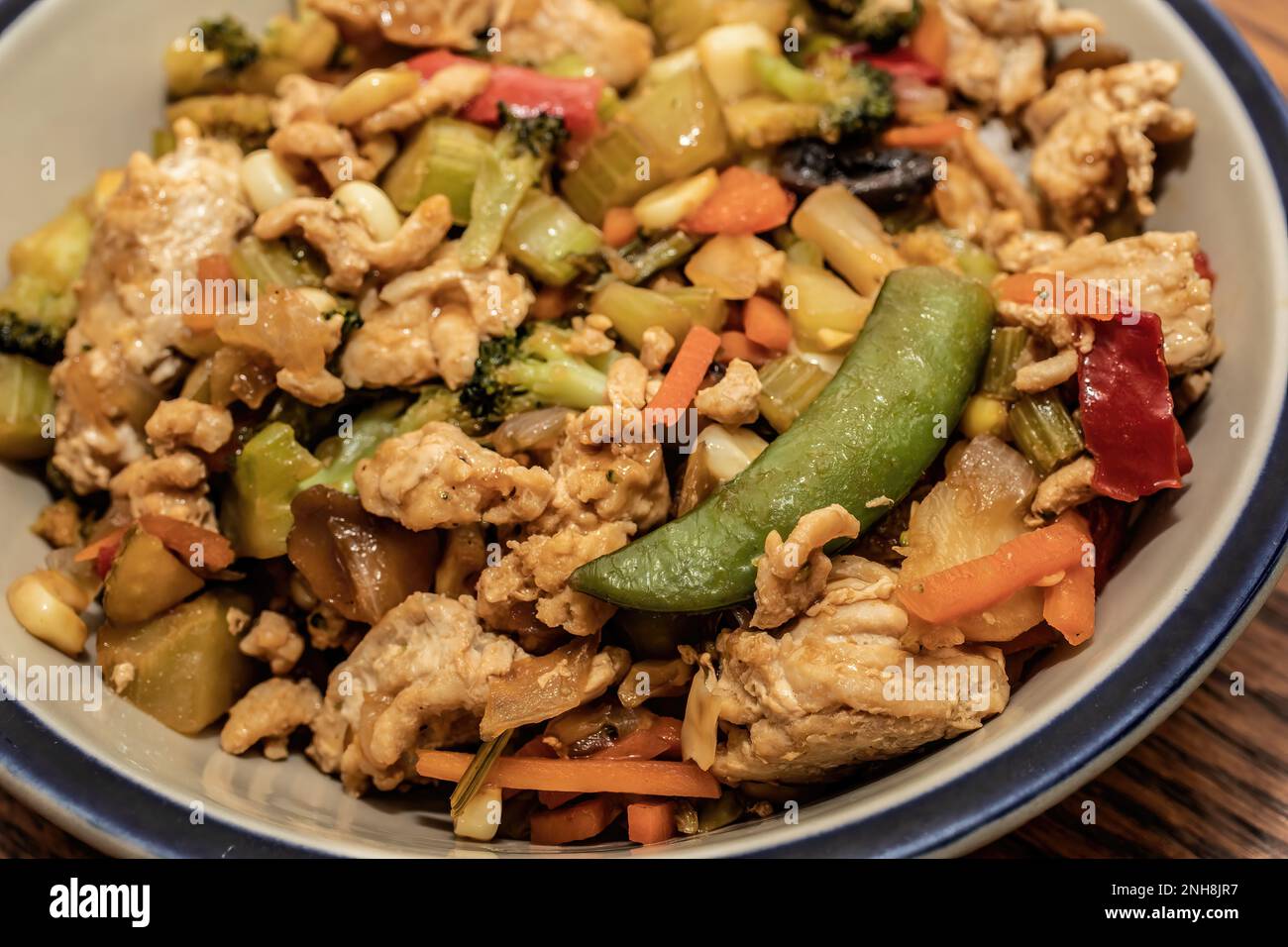 Il tacchino macinato si friggerà sopra il riso di gelsomino in una ciotola ad un tavolo a Taylors Falls, Minnesota USA. Foto Stock