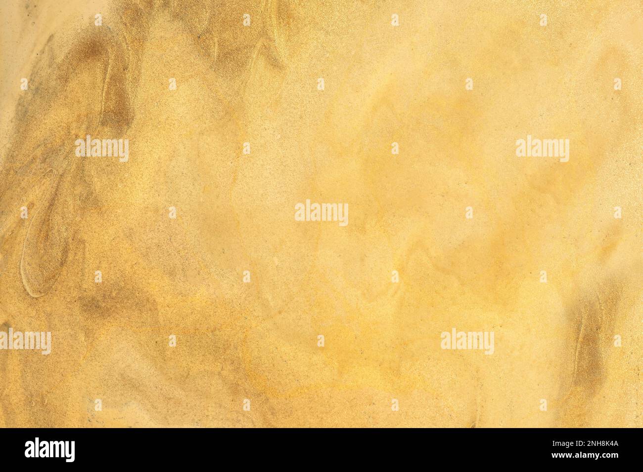 Astratto fluido arte sfondo colori dorati. Acquerello su tela con sfumatura di giallo tenue. Texture del tratto pennello per il design. Olio verniciato Hig Foto Stock