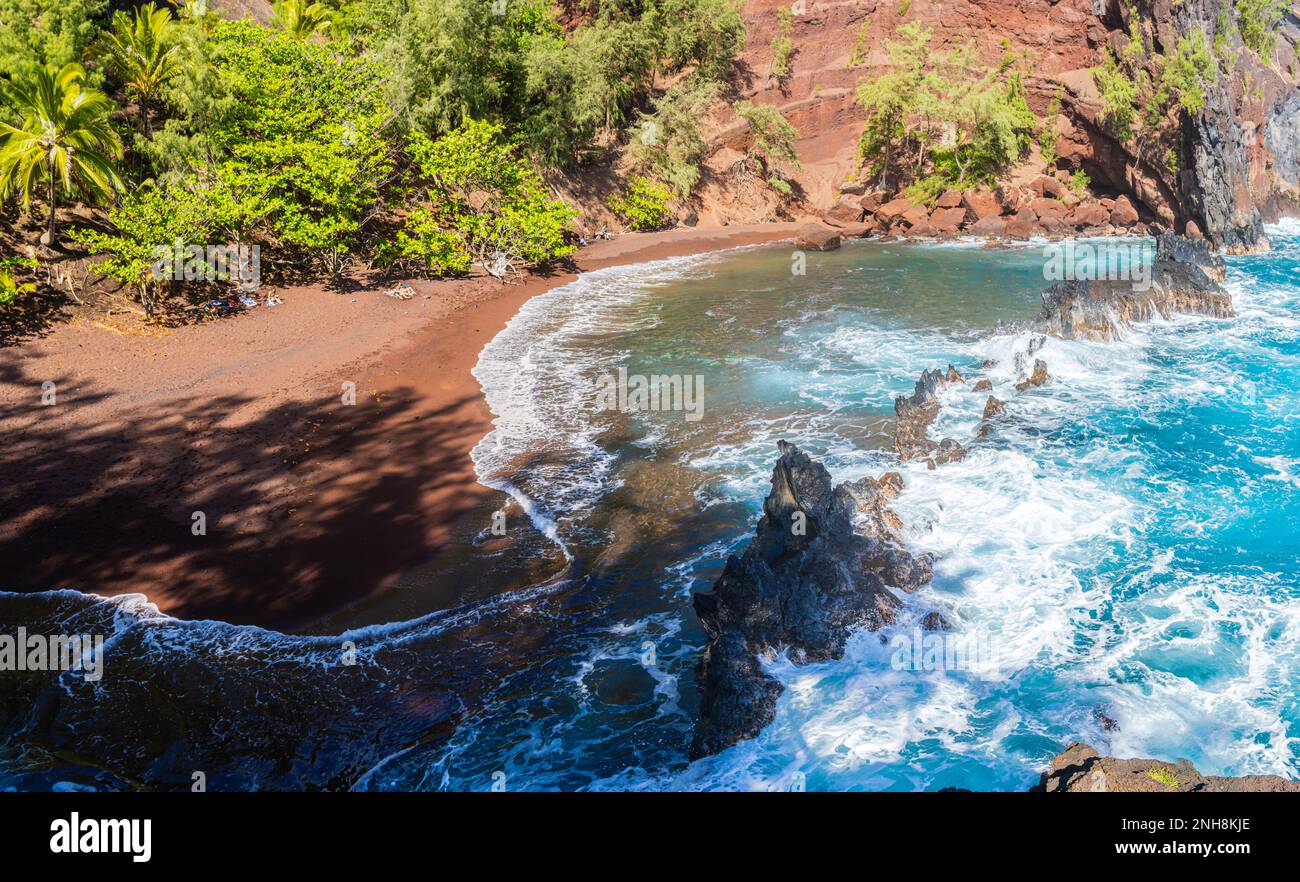 Sabbia rossa e onde blu di Kaihalulu Beach, Hana, Maui, Hawaii, USA Foto Stock