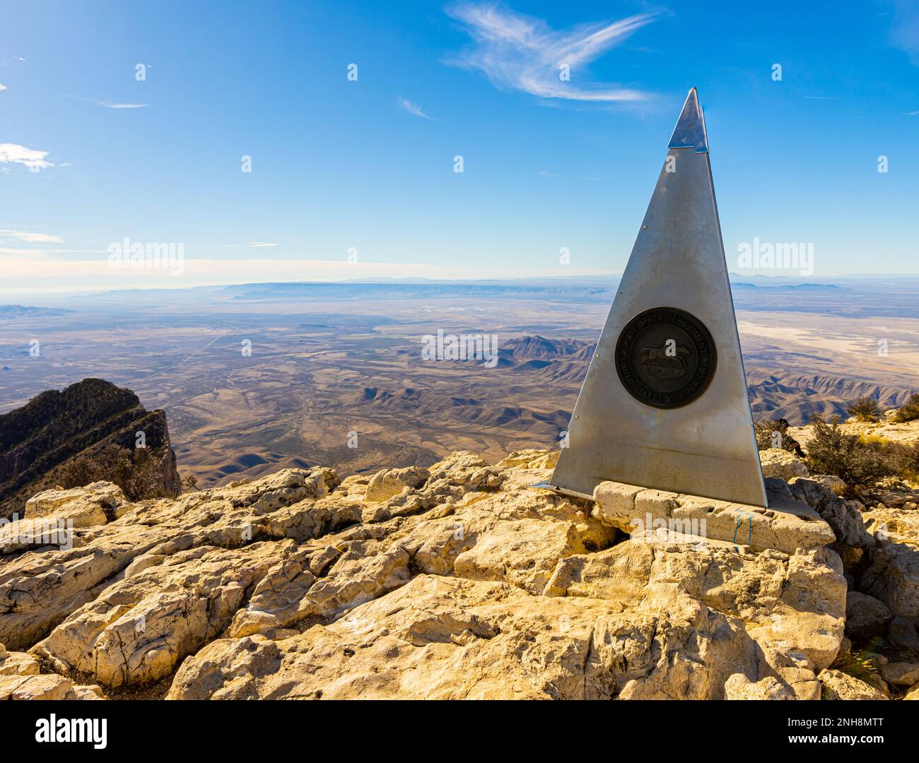 Marker sulla cima del Guadalupe Peak, il Guadalupe Peak Trail, il Guadalupe Mountains National Park, Texas, USA Foto Stock