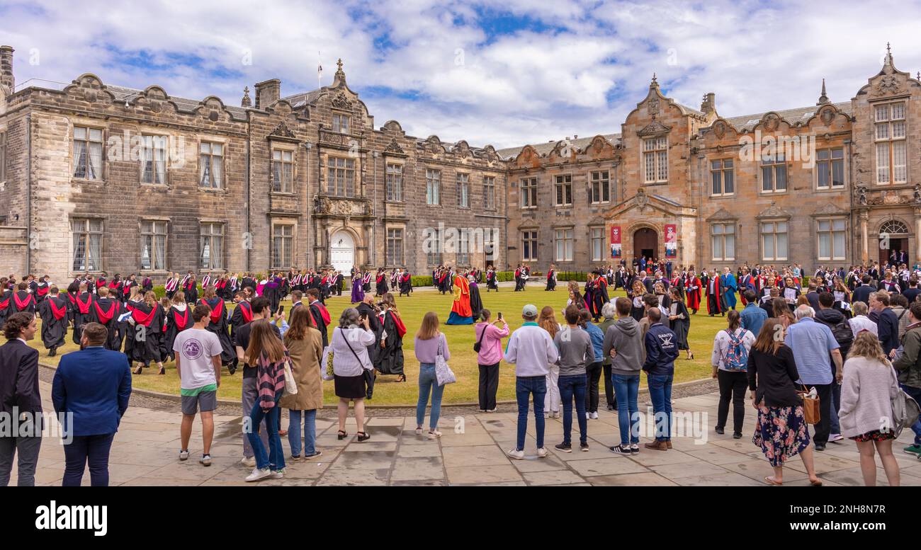 ST ANDREWS, FIFE, SCOZIA, EUROPA - Processione per la Giornata delle lauree in Saint Salvators Quad presso la St Andrews University. Foto Stock