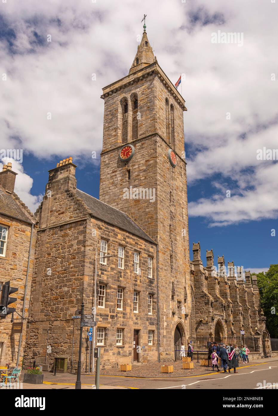ST ANDREWS, SCOZIA, EUROPA - Torre dell'Orologio, Cappella di San Salvatore, Università di St Andrews. Foto Stock