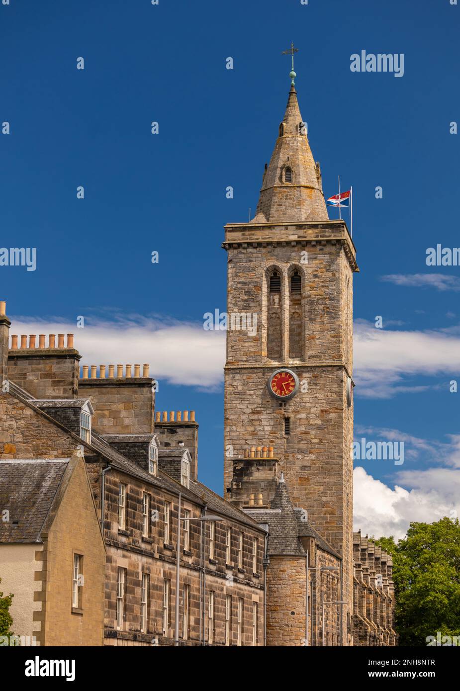 ST ANDREWS, SCOZIA, EUROPA - Torre dell'Orologio, Cappella di San Salvatore, Università di St Andrews. Foto Stock