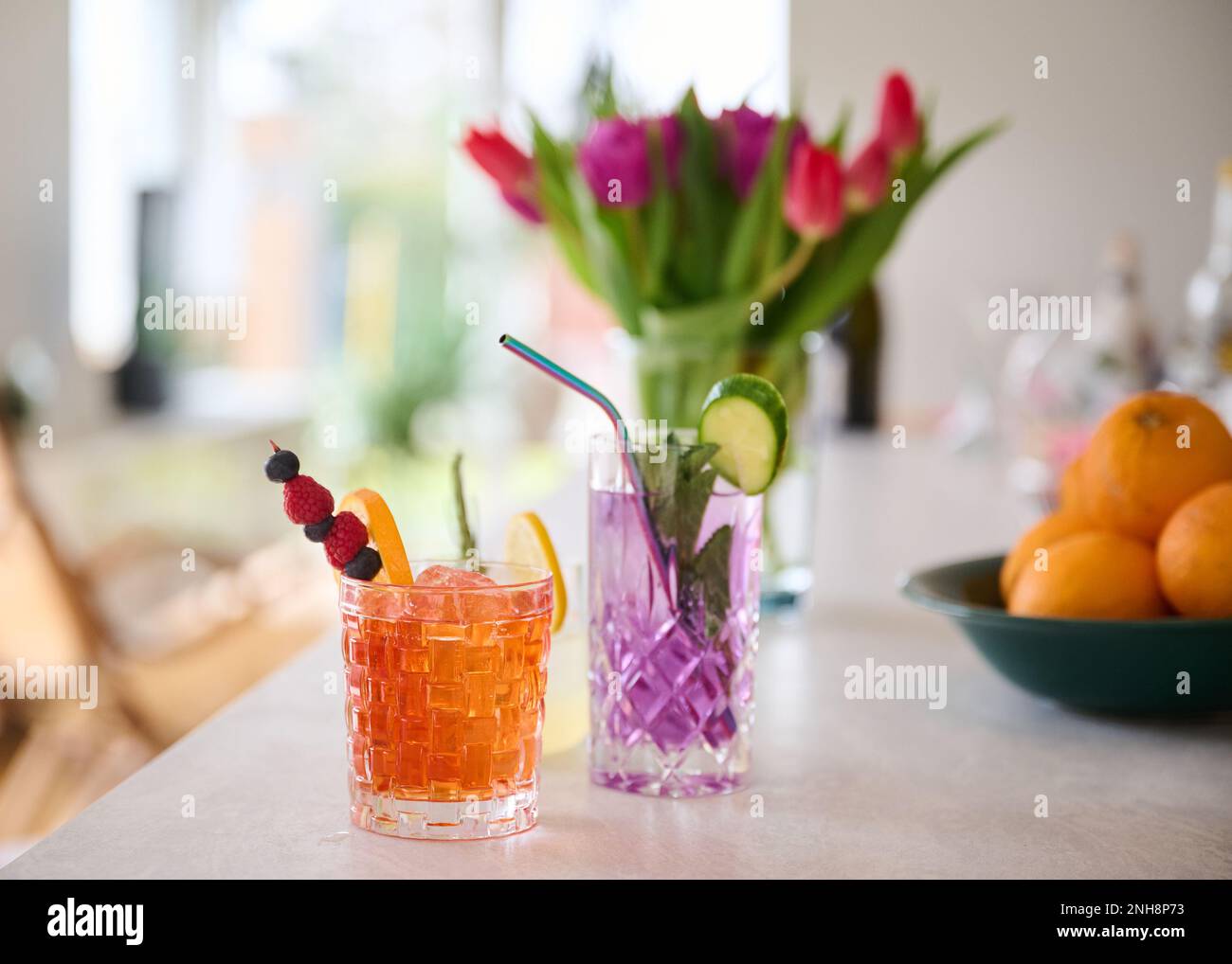 Berlino, Germania. 21st Feb, 2023. Illustrazione: Cocktail analcolici ( Aperol Spritz e Gin Tonic ) sono su un tavolo. Credit: Annette Riedl/dpa/Alamy Live News Foto Stock