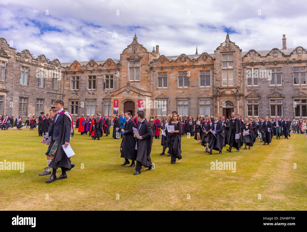 ST ANDREWS, FIFE, SCOZIA, EUROPA - Processione per la Giornata delle lauree in Saint Salvators Quad presso la St Andrews University. Foto Stock