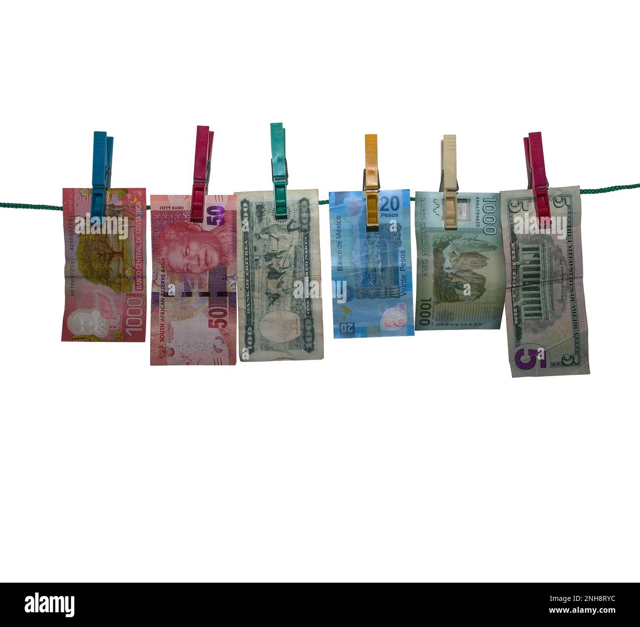 Sei banconote dopo il riciclaggio di denaro per asciugare su un mantello, isolato, sfondo bianco Foto Stock