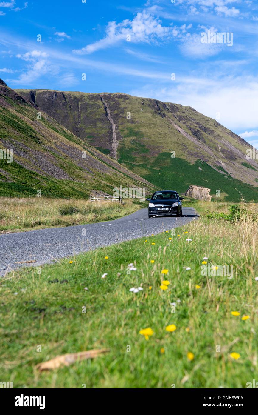 Traffico che scende lungo la A708 vicino alla cascata Grey Mares Tail parte di Moffat Dale, Dumfries e Galloway, Scozia, Regno Unito. Foto Stock