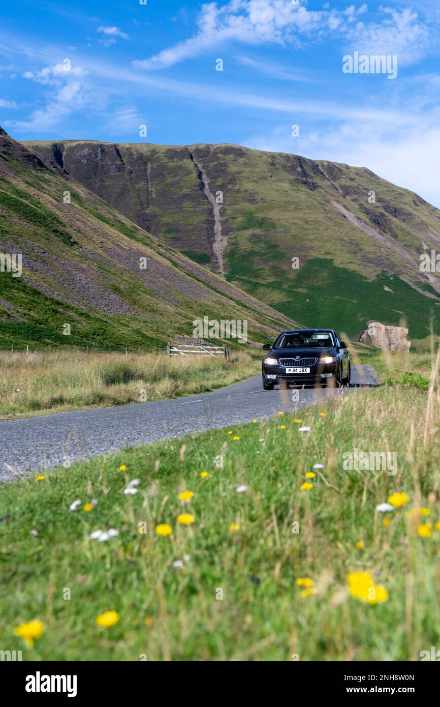 Traffico che scende lungo la A708 vicino alla cascata Grey Mares Tail parte di Moffat Dale, Dumfries e Galloway, Scozia, Regno Unito. Foto Stock