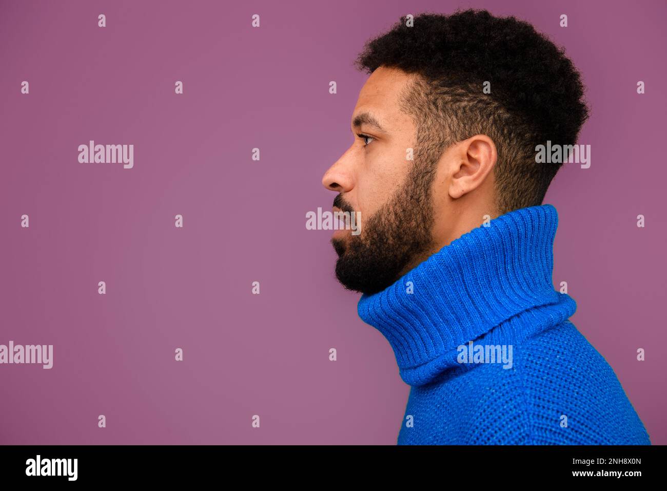 Ritratto di uomo multirazziale in maglia maglione. Foto Stock