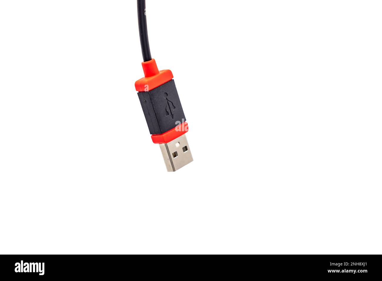 Una spina USB di tipo A in rosso e nero ritagliata su sfondo bianco come foto da studio Foto Stock