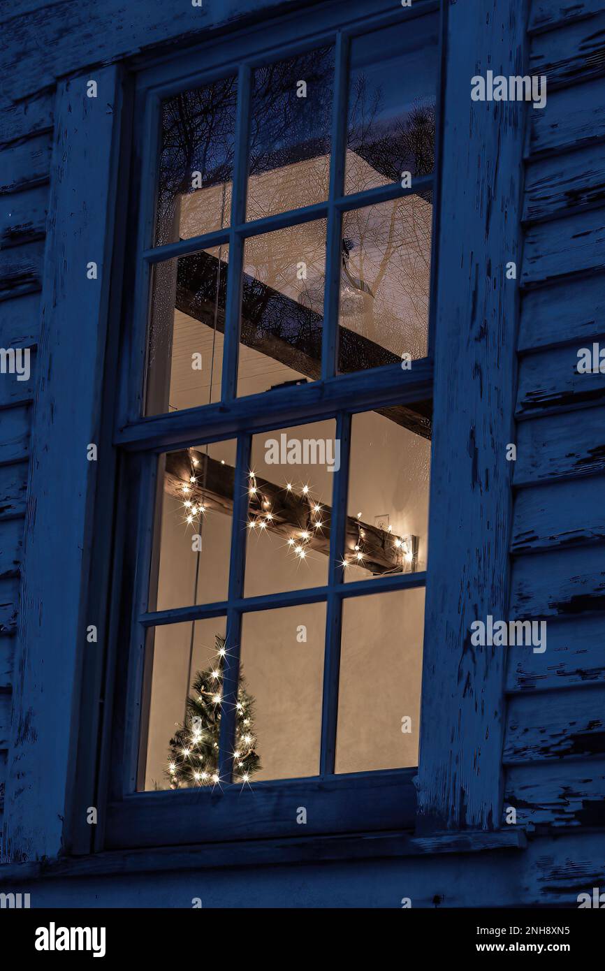 Vista dalla finestra del Doll House Studio con un'occhiata all'albero di Natale e le luci avvolti intorno a un fascio. Edificio utilizzato come studio fotografico. Foto Stock