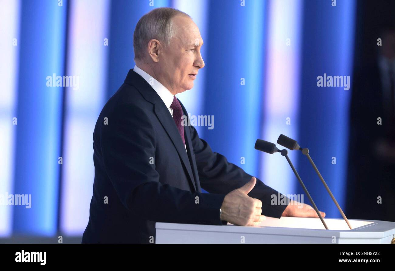 Mosca, Russia. 21st Feb, 2023. Il presidente russo Vladimir Putin consegna il discorso annuale all'Assemblea federale, il 21 febbraio 2023 a Mosca, Russia. Putin dice che la Russia sospenderà il ruolo nell’accordo nucleare New START con gli Stati Uniti Credit: Mikhail Metzel/Kremlin Pool/Alamy Live News Foto Stock