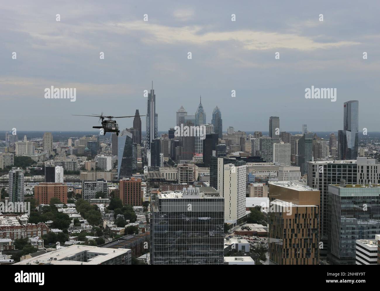 Un elicottero UH-60 Black Hawk della Brigata dell'aviazione di combattimento Expeditionary Combat 28th della Pennsylvania National Guard vola su Filadelfia durante un recente esercizio Dense Urban Terrain. L'esercizio, che si è svolto dal 25 al 29 luglio, è stato condotto dalla Task Force 46, un elemento di risposta chimico, biologico, radiologico o nucleare (CBRN) composto da 600 unità della Guardia Nazionale provenienti da stati di tutto il paese. Foto Stock