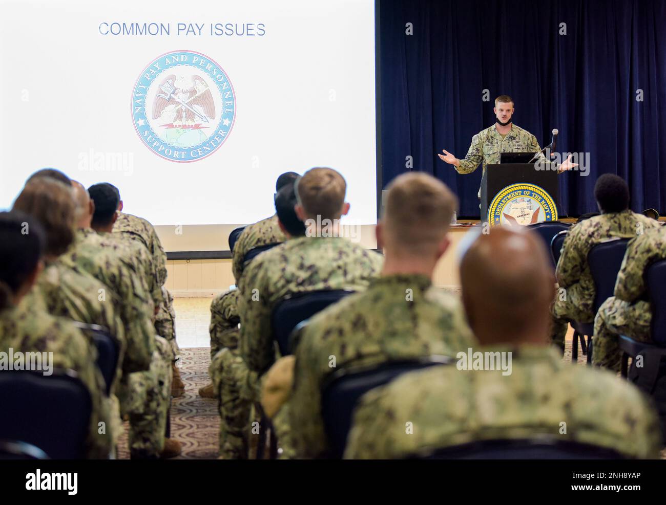 220727-N-EJ241-1011 DIEGO GARCIA, British Indian Ocean Territory (27 luglio 2022) – Yeoman 1st Class Ryan Gregory, assegnato agli Stati Uniti Navy Support Facility (NSF) Diego Garcia, parla con i marinai assegnati a NSF Diego Garcia e diversi comandi inquilino durante una sessione Sailor 360 su problemi salariali comuni. Il Sailor 360 della Marina militare viene eseguito come un programma di leadership sviluppato su misura per migliorare la qualità dei suoi leader arruolato creando una cultura di crescita utilizzando una combinazione di sfida, avversità, feedback e mentoring. Foto Stock