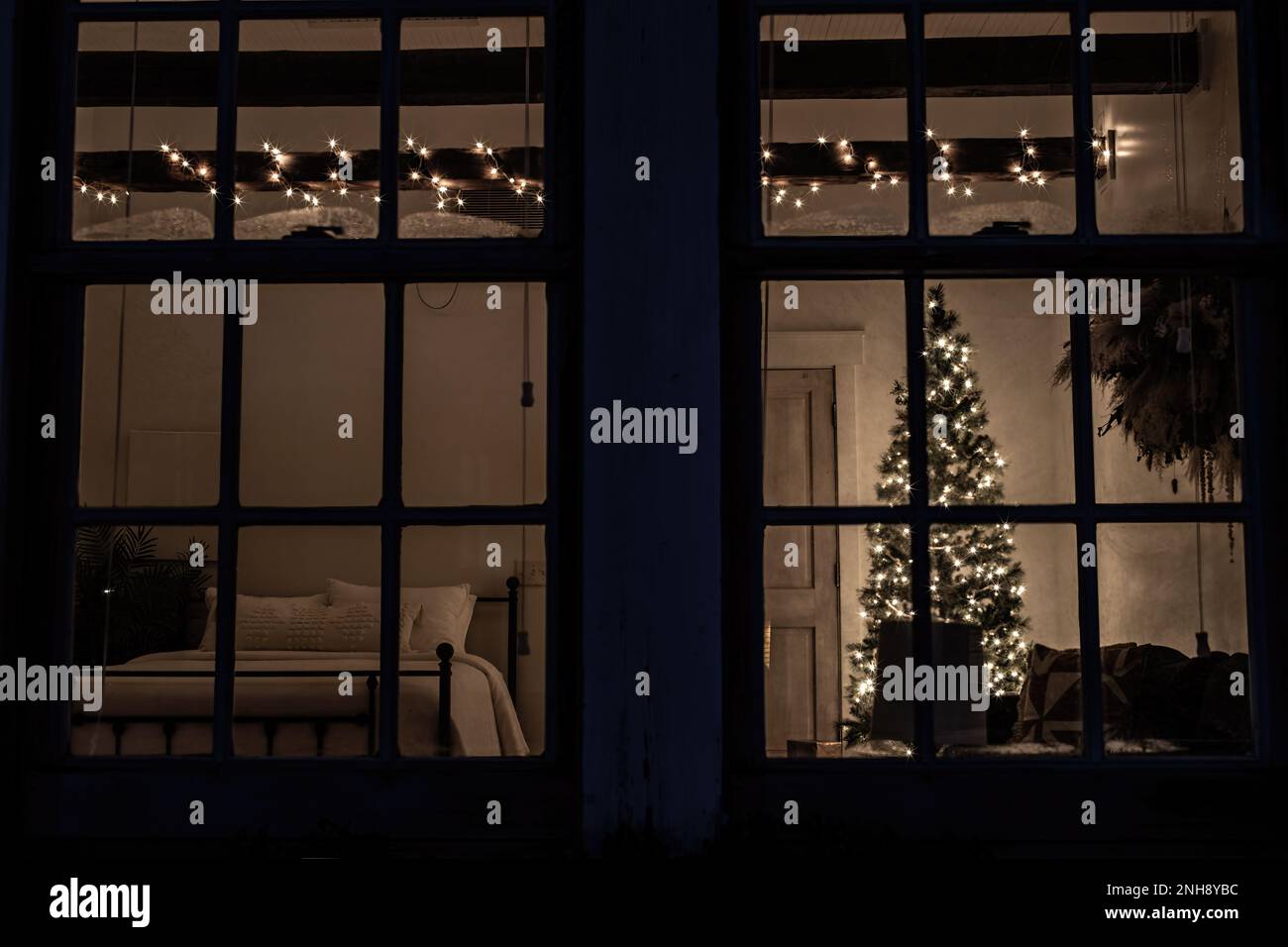 Il Doll House Studio è disponibile per famiglie, neonati, anziani, headshots, coppie, boudoir, fotografia. Pittoresca camera da letto decorata per Natale. Foto Stock