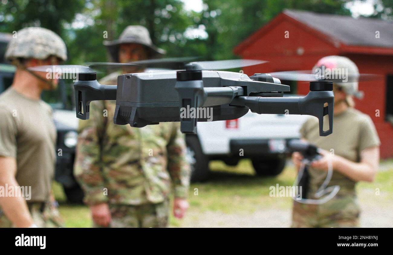 Il Dr. Michael Novitzky, assistente professore presso il Dipartimento di Ingegneria elettrica e Informatica, istruisce i cadetti su come pilotare il drone Parrot ANAFI durante il Cadet Leadership Development Training dal luglio 26-28 negli Stati Uniti Accademia militare. La loro missione: Monitorare e identificare il nemico nozionale nelle immediate vicinanze della posizione del plotone mentre eseguono esercitazioni da battaglia. Foto Stock