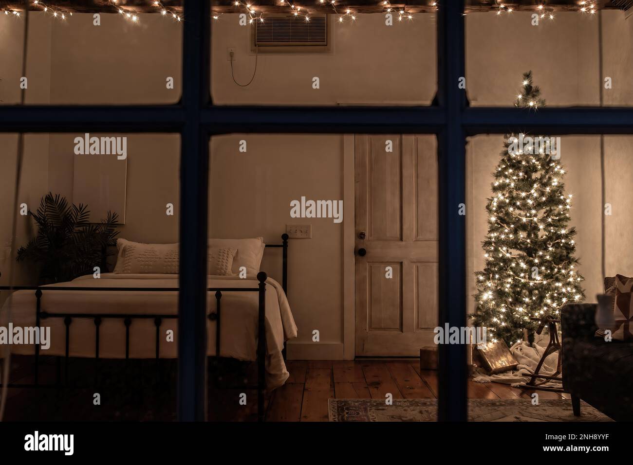 Il Doll House Studio è disponibile per famiglie, neonati, anziani, headshots, coppie, boudoir, fotografia. Pittoresca camera da letto decorata per Natale. Foto Stock