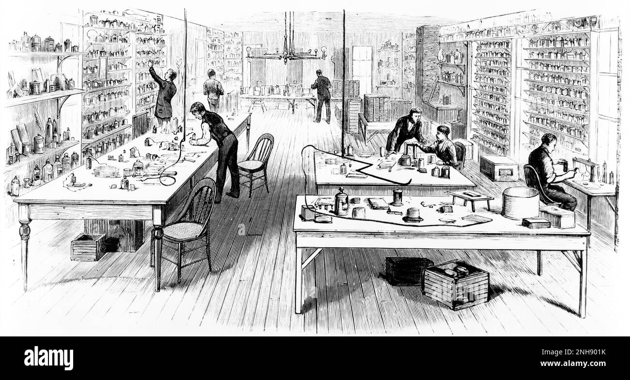 Uomini che lavorano nel laboratorio di Thomas Edison a Menlo Park, New Jersey. Incisione del legno dal quotidiano illustrato di Frank Leslie, 1880. Foto Stock