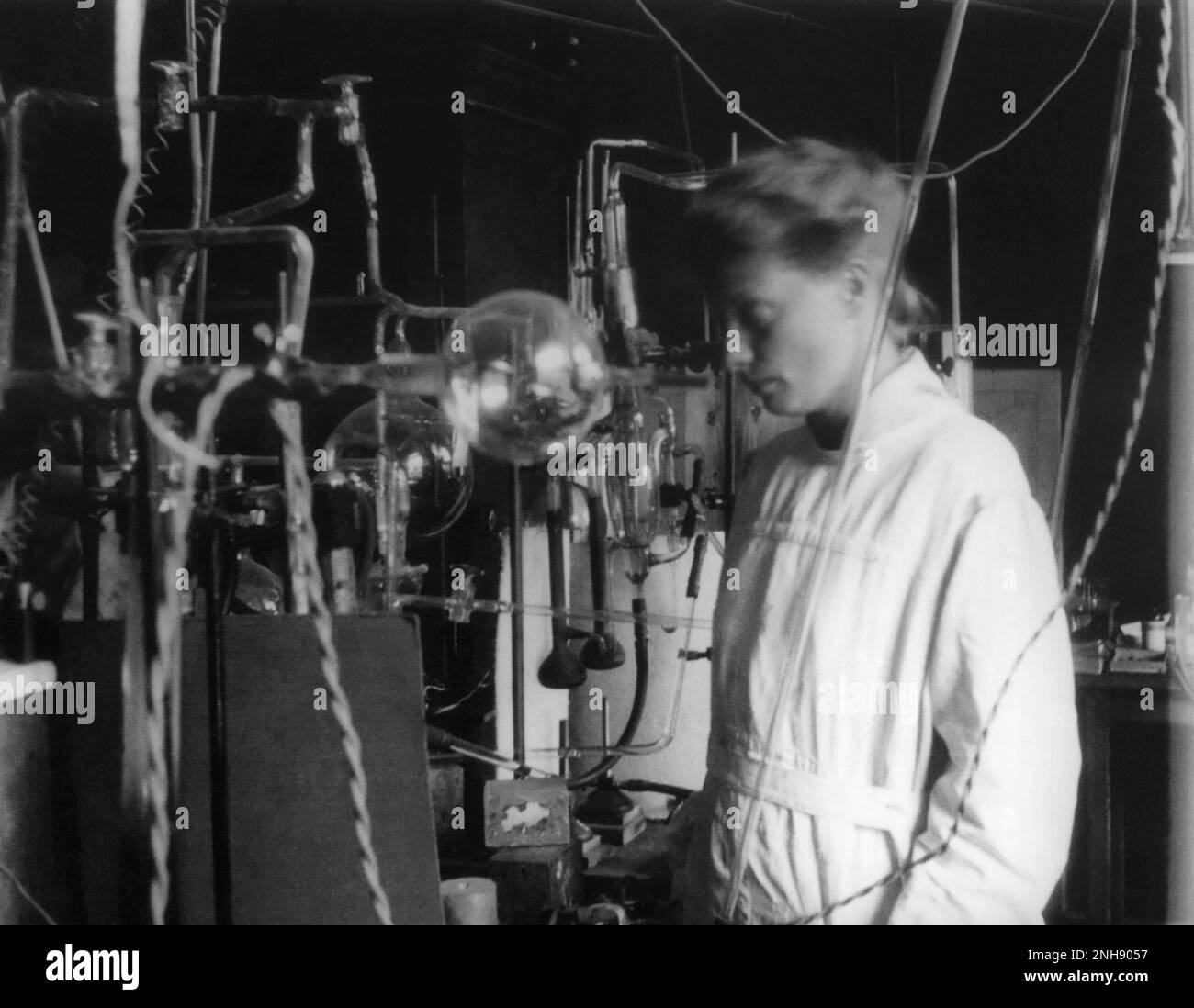 Hertha Sponer (1895-1968), fisico e chimico tedesco, che lavora con attrezzature in laboratorio. Sponer contribuì alla moderna meccanica quantistica e alla fisica molecolare. Foto Stock