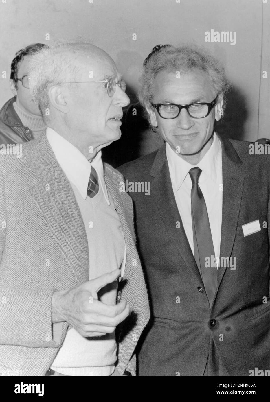 Nathan Rosen (a sinistra) e Joseph Weber (a destra) in una scuola estiva a Erice, Italia, marzo 1976. Nathan Rosen (1909-1995) è stato un fisico americano-israeliano noto per il suo studio sulla struttura dell'atomo di idrogeno e il suo lavoro con Albert Einstein e Boris Podolsky sulle funzioni delle onde intrecciate e il paradosso dell'EPR. Joseph Weber (1919-2000) è stato un fisico americano che ha tenuto la prima conferenza pubblica sui principi Dietro il laser e il maser e sviluppato i primi rilevatori di onde gravitazionali (barre Weber). Foto Stock