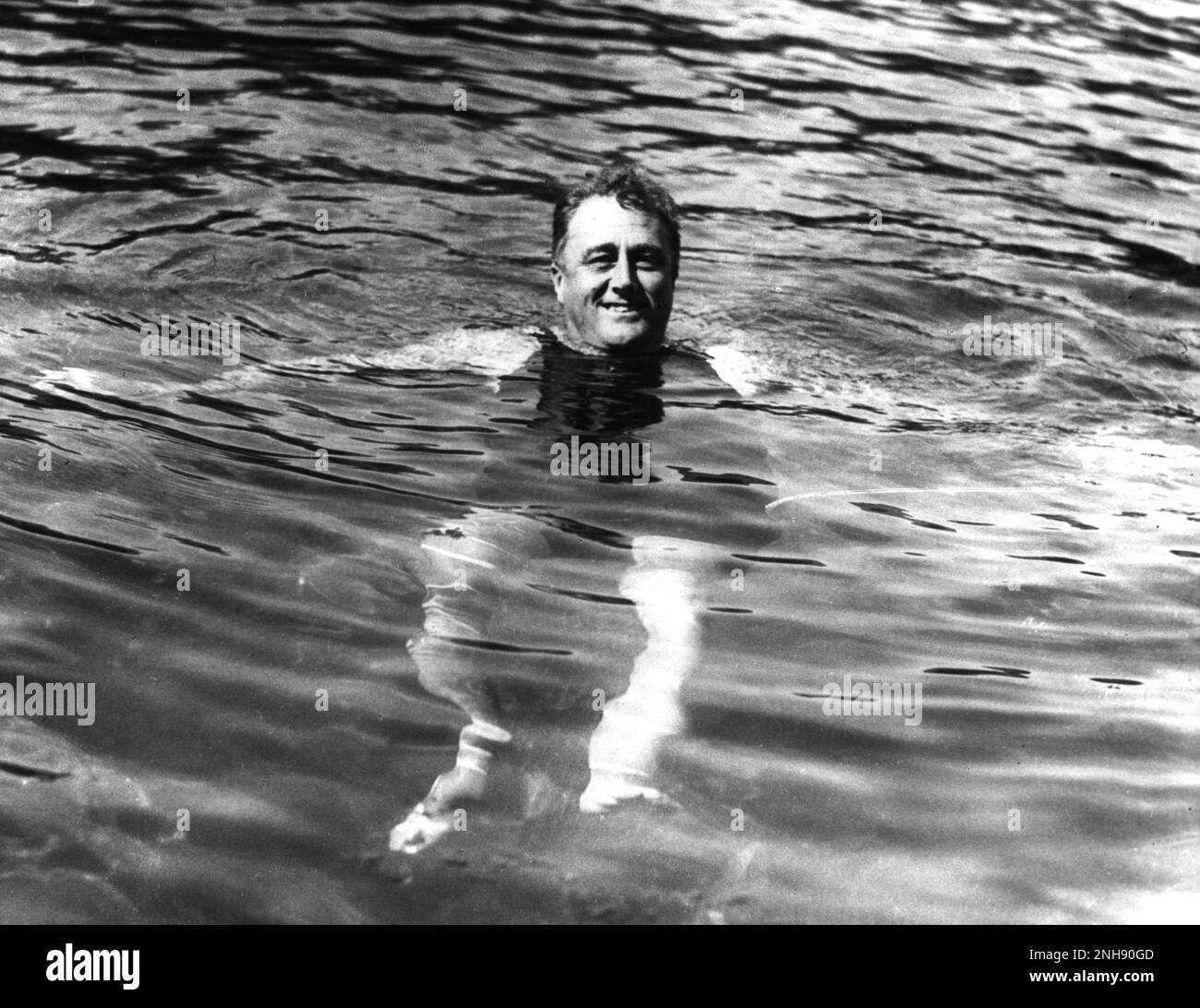 Franklin Delano Roosevelt nuotando in una piscina terapeutica a Warm Springs, Georgia, 1925 ottobre, quattro anni dopo la polio contratta. Foto Stock