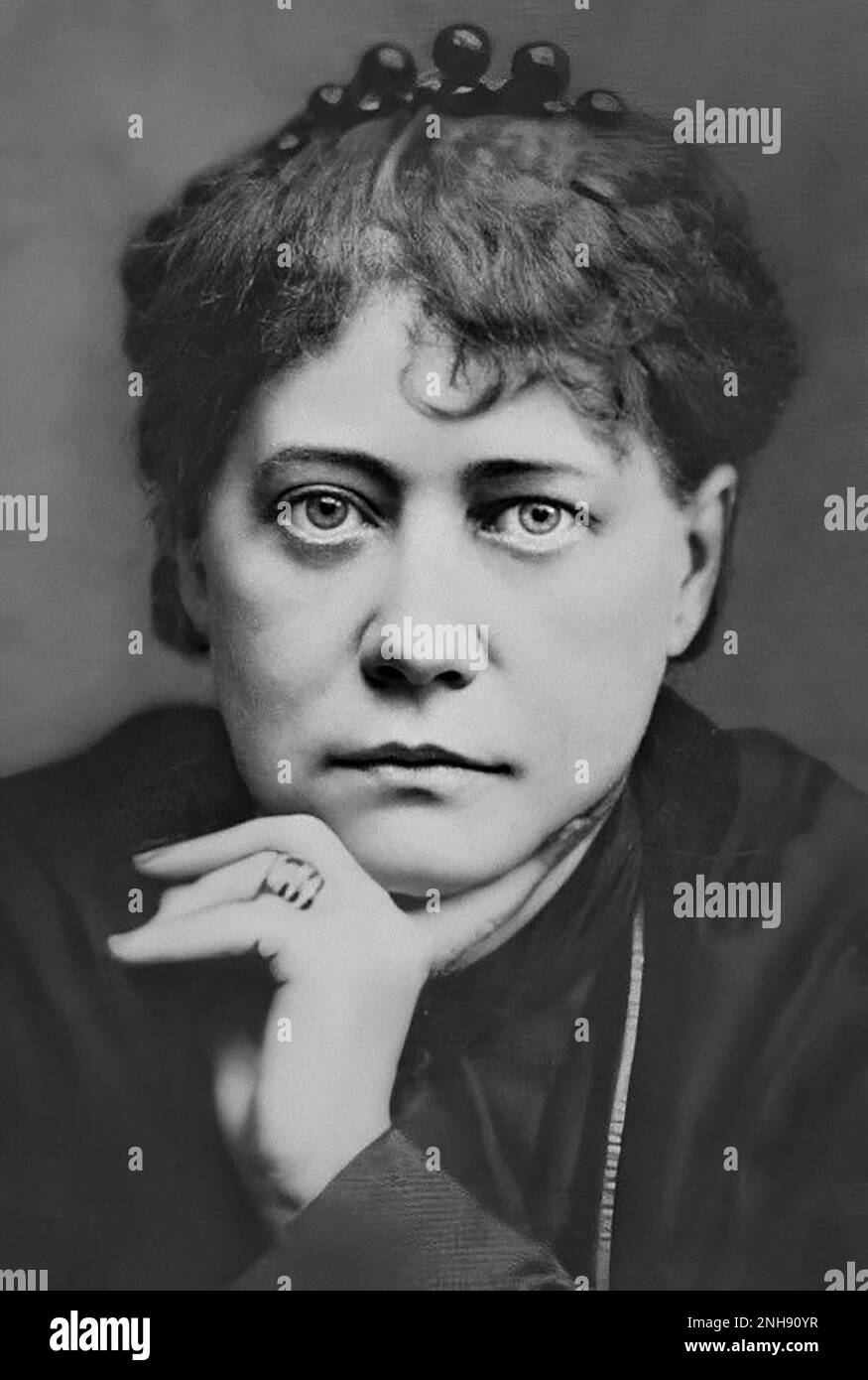 Helena Petrovna Blavatsky, a.k.a. Madame Blavatsky (1831-1891) è stata una scrittrice russa che ha co-fondato la Società Teosofica nel 1875. Ha ottenuto un seguito internazionale come il principale teorician di Teosophy. La teosofia è un movimento esoterico che trae i suoi insegnamenti dagli scritti di Blavatsky e dalla letteratura esoterica influenzata dal neoplatonismo, dall'induismo e dal buddismo. Alcune persone importanti coinvolte nel movimento sono Thomas Edison, Alfred Russel Wallace, William Crookes, Hilma af Klint, Wassily Kandinsky, Piet Mondrian, e William Butler Yeats, per citarne alcuni. Foto Stock