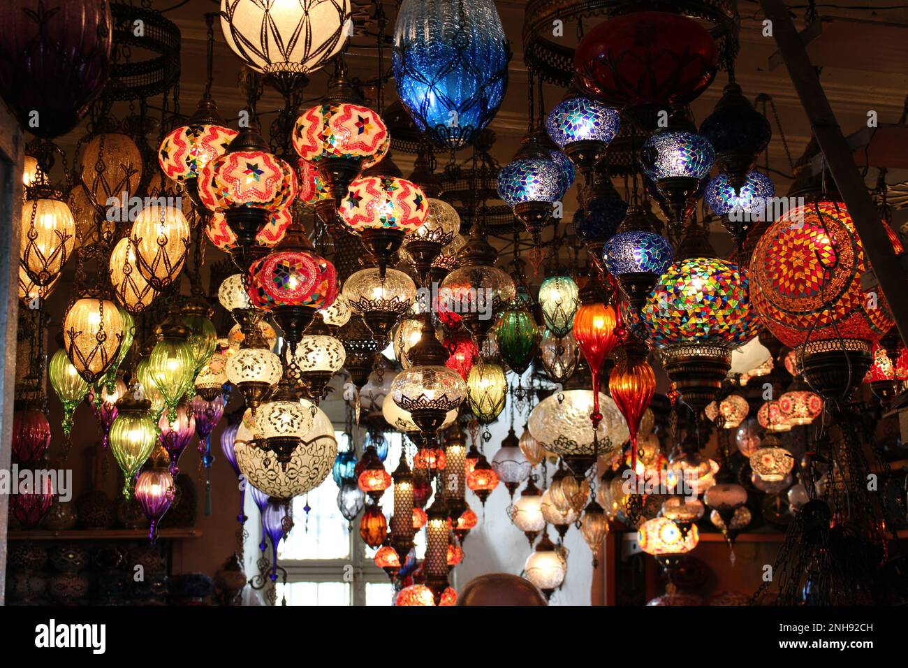 Lampade in stile arabo in un negozio di Istanbul Foto Stock