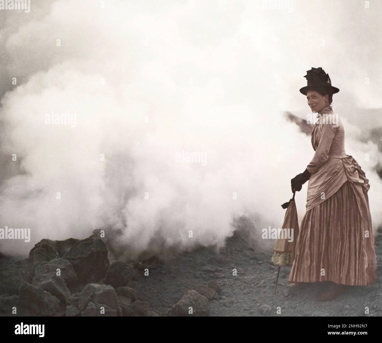 Donna con ombrellone sul bordo del cratere attivo, Vulcano, Isole Eolie, Italia, circa 1880s. Lanterna di vetro di Tempest Anderson (1846-1913). Colorato. Foto Stock
