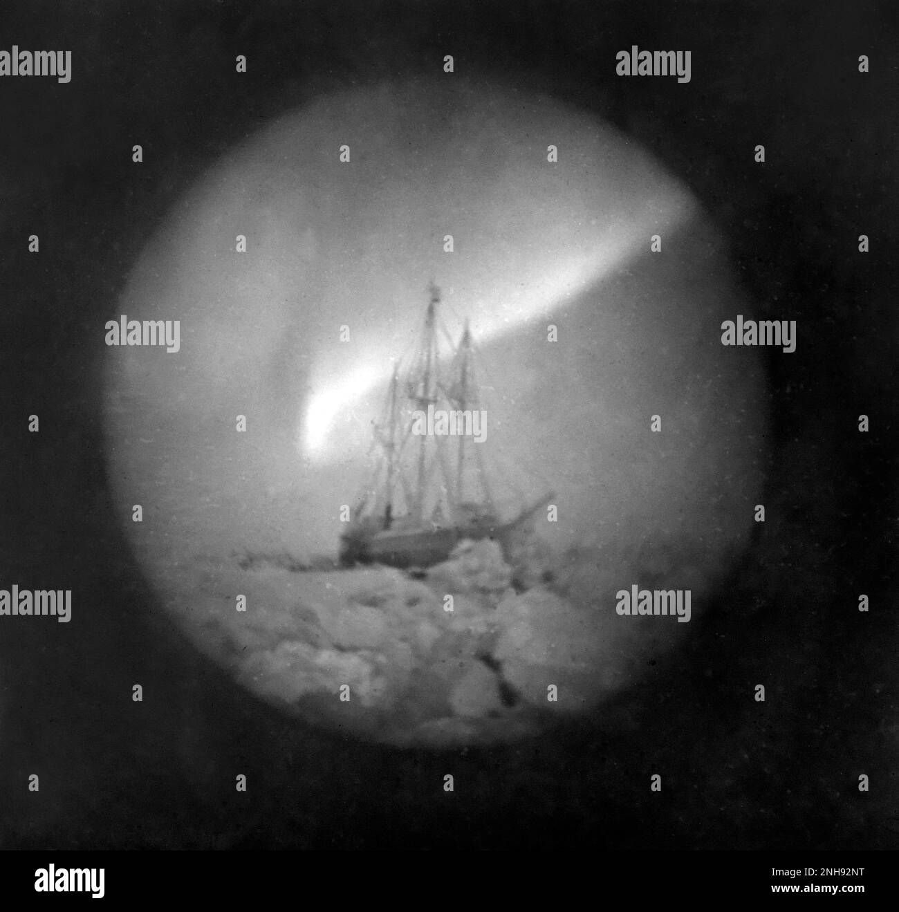 L'aurora boreale sulla nave Maud, circa 1918-1925. Maud, che prende il nome dalla regina Maud di Norvegia, fu una nave costruita per l'esploratore Roald Amundsen per la sua seconda spedizione nell'Artico. In questa spedizione, non riuscì a raggiungere il Polo Nord. In precedenza, un partito guidato da Amundsen è stato il primo a raggiungere con successo il Polo Sud il 14 dicembre 1911. Foto Stock