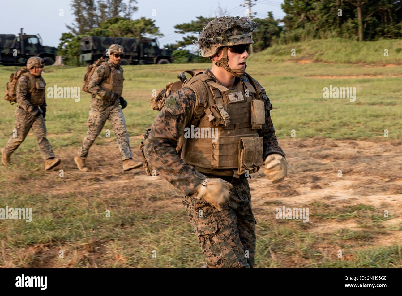 STATI UNITI Darik Emanuelson, un ingegnere di combattimento con Marine Wing Support Squadron 171, corre ad una UH-1Y Venom assegnata a Marine Light Attack Helicopter Squadron (HMLA) 469 durante un Fast Rope Masters Course (FRMC) presso Landing zone Sterling, Okinawa, Giappone, 27 luglio 2022. La roping veloce consente a Marines di entrare in zone di atterraggio che sono troppo pericolose per gli elicotteri per atterrare in sicurezza. L'addestramento di sospensione di corda ed elicottero veloce insegna i nodi e le tecniche di rappelling corretti di Marines e costruisce la fiducia per manovrare dall'aria al terreno. Foto Stock